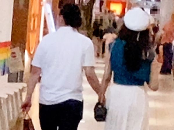 【若妻の危険な浮気】『旦那には内緒…』デート中の人妻がスリル満点の浮気SEX！電話で旦那と話しながら、他人のチ●ポでマンコを突かれイキまくる！！