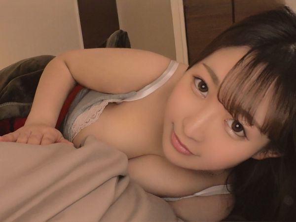 【夜這い痴女の誘惑】『今夜は私が癒してあげる…』巨乳美女が隣で寝てるのに…優しくエロくヌいてくれる！悶々とした夜に、彼女のセクシーな手つきと口技で大興奮！！