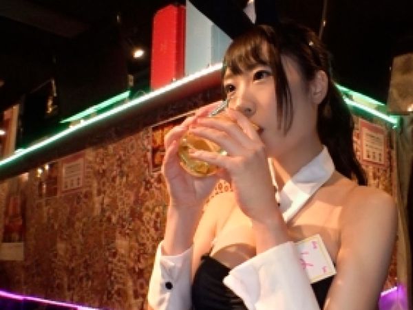 【ガールズバー嬢の裏バイト】『もう…お酒のせいにしちゃお♡』網タイツの巨乳バニーちゃんがシャンパンでほろ酔い気分！童顔なのに大胆にホテルでエッチな本性むき出し！