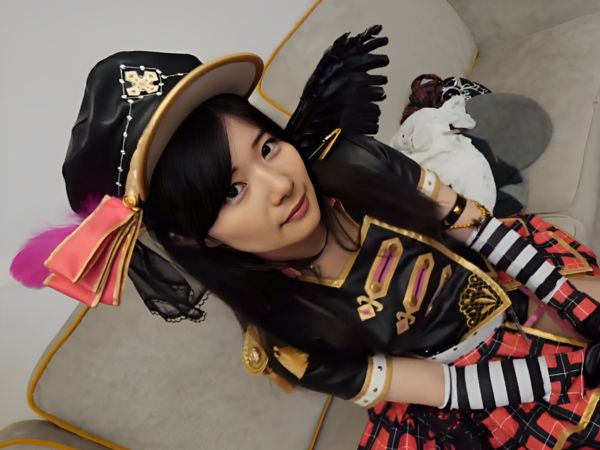 【アイドル20歳の初体験】『ダメ…気持ち良すぎる…』コスプレ衣装のままハメられちゃう！騎乗位で腰を振りまくり、正常位で連続イキ！アイドル級のルックスと敏感ボディが乱れまくる！♡