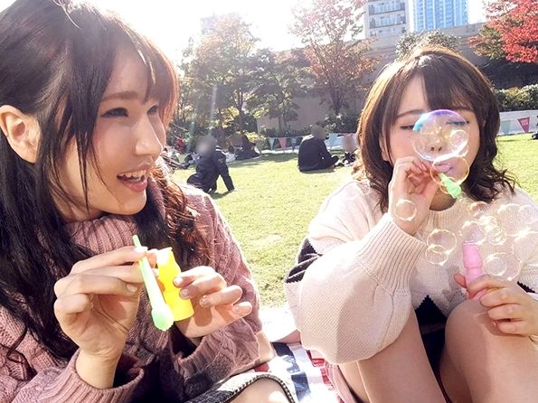 【芝生でパコり】無邪気なJD2人組をナンパ！正常位生ハメで無邪気な笑顔がエロ可愛い！無垢な顔してドスケベなJDたちが、野外で大胆に乱れまくる♥