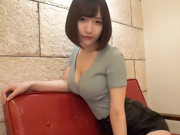 【パイパンお姉さんの生ハメ体験】スベスベの無毛マ○コに正常位でズッポリ！感じまくるお姉さんに濃厚ザーメンぶっかけ！快感に悶える姿がエロすぎる♡