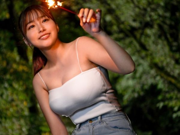 【田舎で出会った禁断の恋】『東京じゃ味わえない…』巨乳娘が田舎で見知らぬ男とひと夏の情熱的な同棲生活！ワンルームで絡み合う肉体関係にハマり、田舎の夜を熱くする！♡ 胸の谷間が眩しい彼女の淫らな姿にドキドキ！