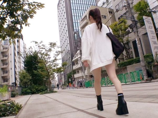 【20歳パイパン美少女のスプラッシュ大噴射】アイドル志望のウブな娘が手マン＆激ピスで潮吹きまくり！！敏感ボディがビクビク痙攣、エッチな汁だくアクメでイキ乱れる！！♡