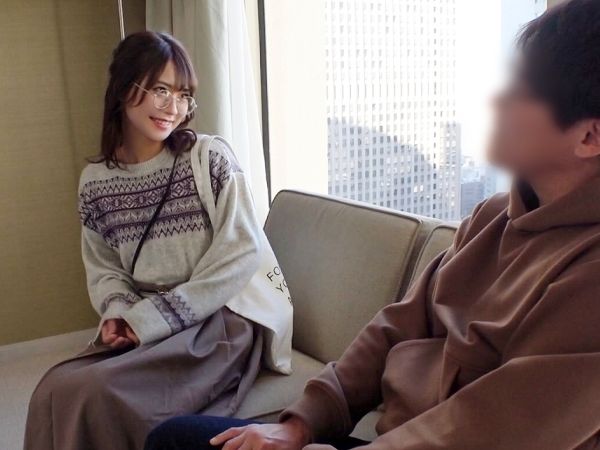 【メガネ受付嬢の裏の顔】『誰にも言わないで…』清楚な受付嬢がナンパ男と激しくパコりまくり！細い腰を掴んでバックで突かれ、寂しい心を埋める！