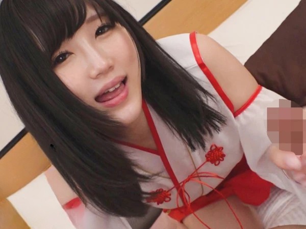 【淫乱巫女コスでエロ全開】『美味しい…♡』カウパー液をペロペロ涎垂らしてチ〇ポを貪る！巫女服の少女が挿入で乱れまくり、本気で感じちゃう！！